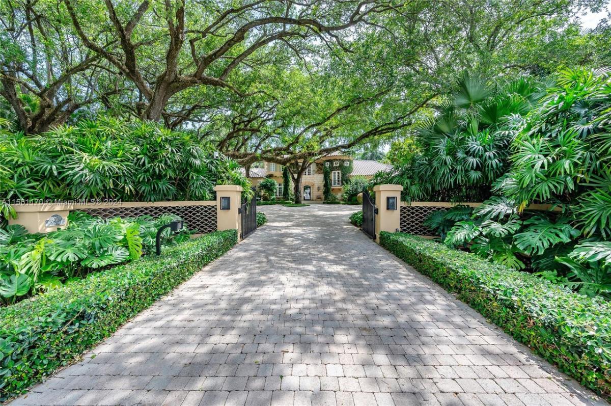 Front gate entry of the mansion.