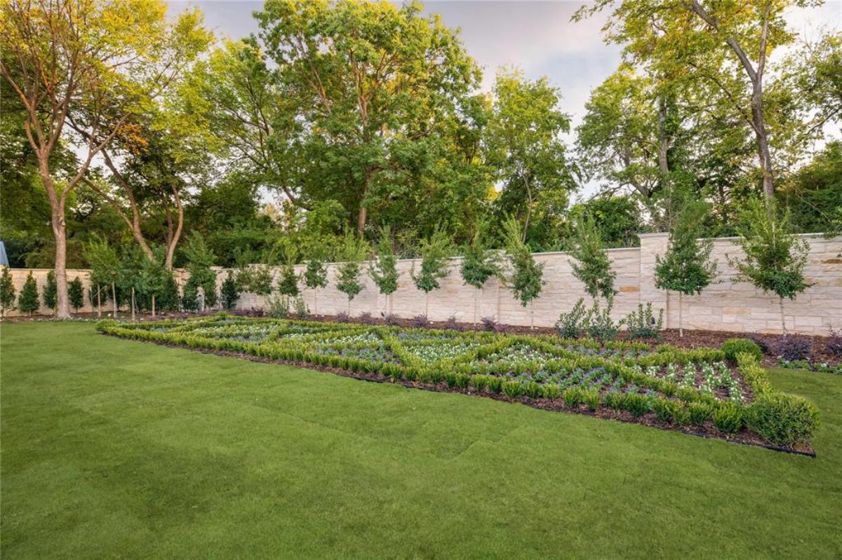 Garden with green lawn.