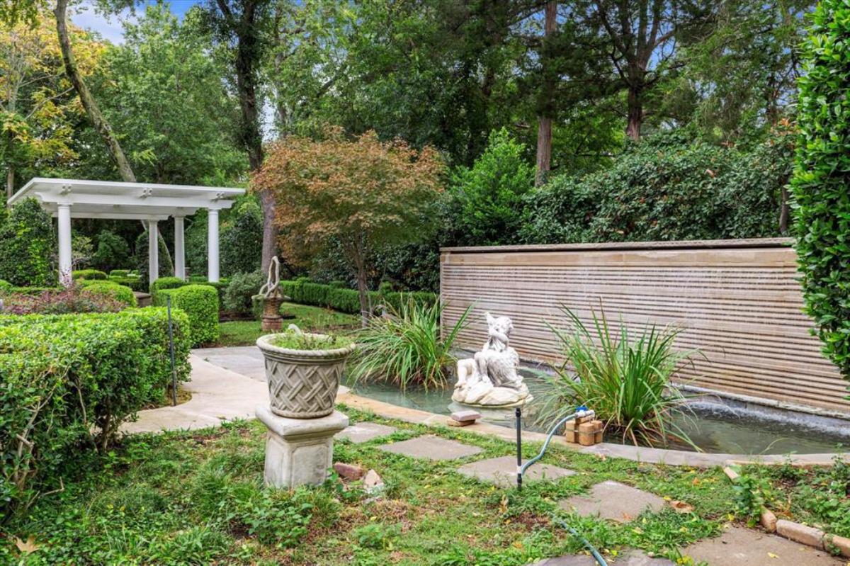 Pergola and a manicured garden.