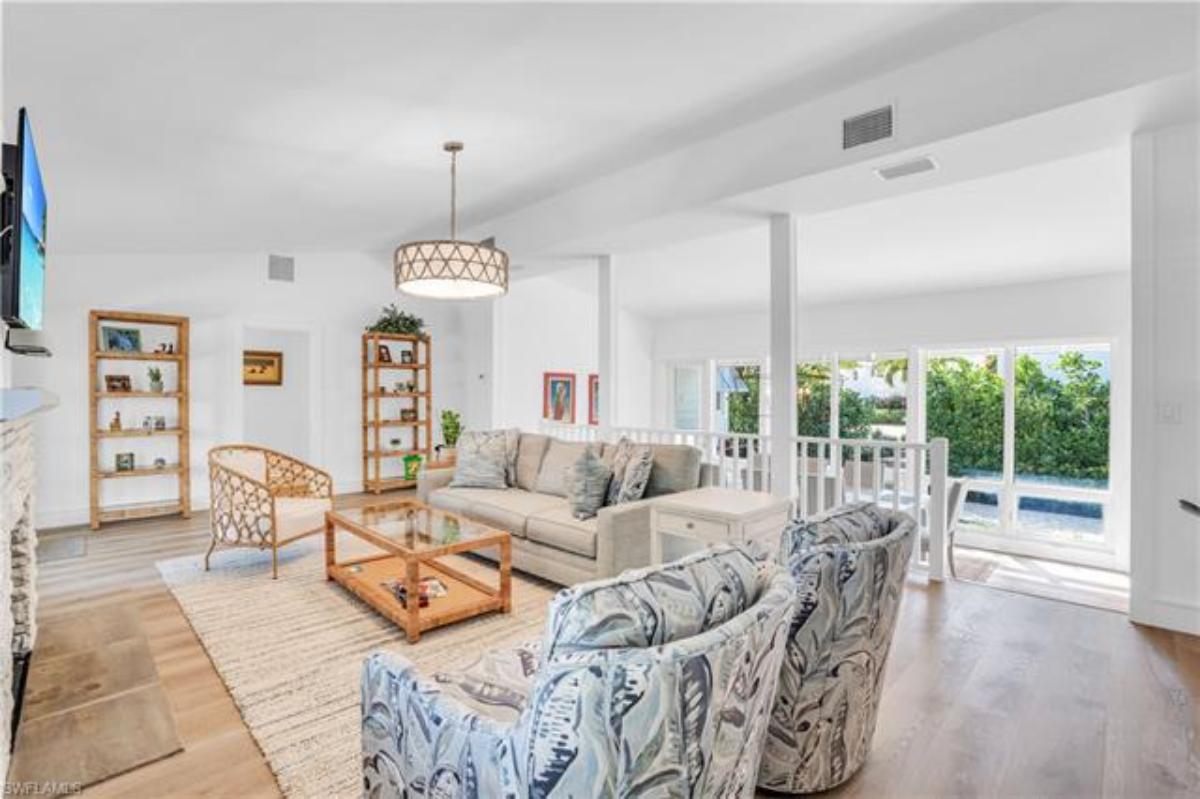 Living room with a couch, TV and a large rug.