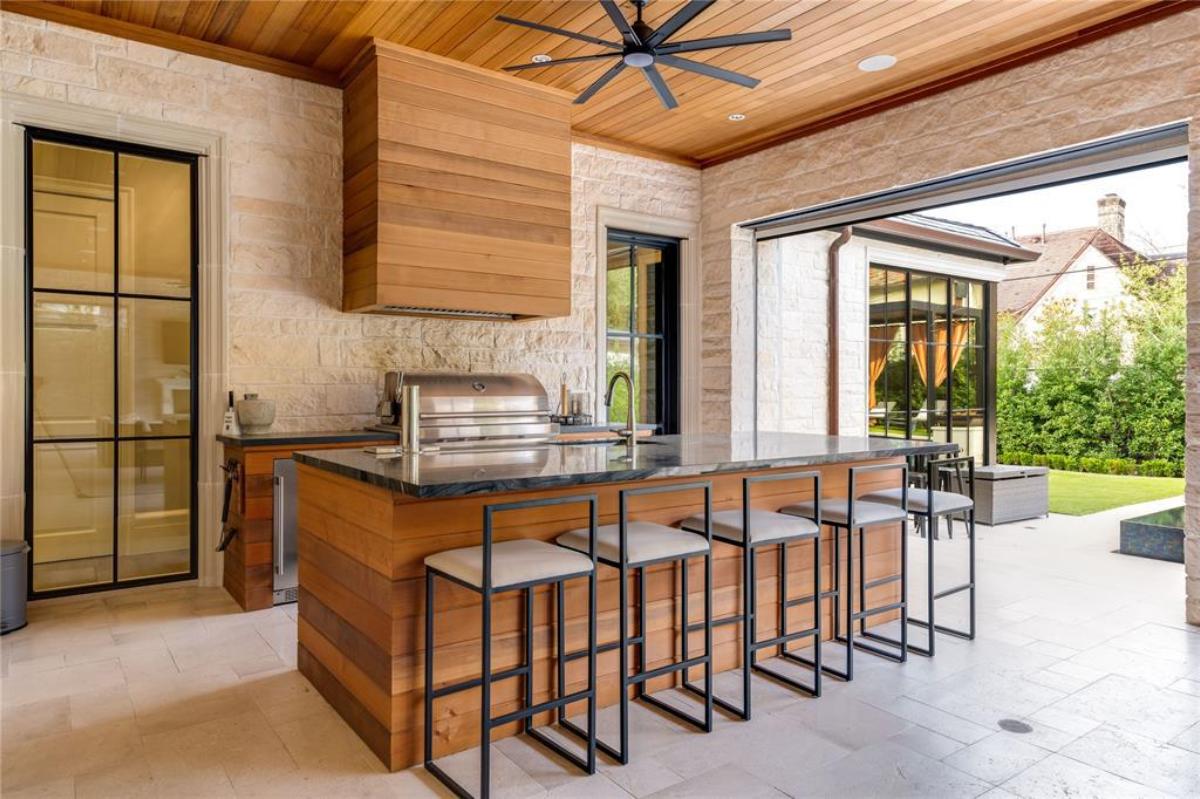 Kitchen with a large island and a ceiling fan.