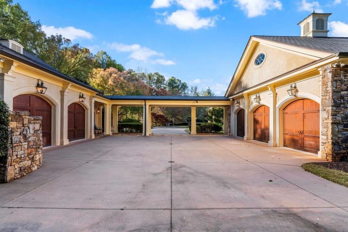 Garage with spacious driveway.
