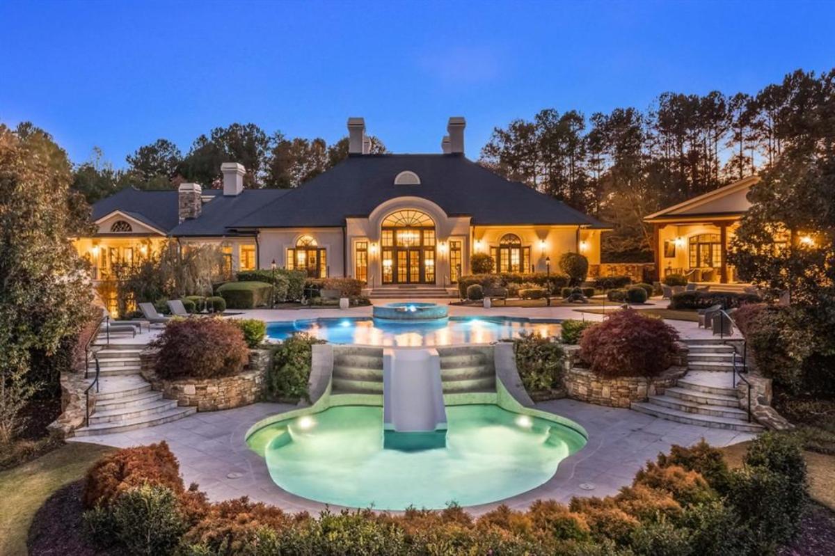Rear view of the mansion.