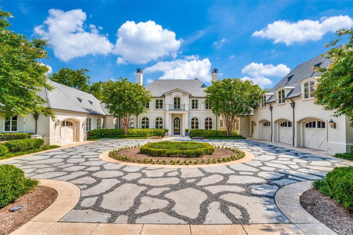 Front view of the mansion.