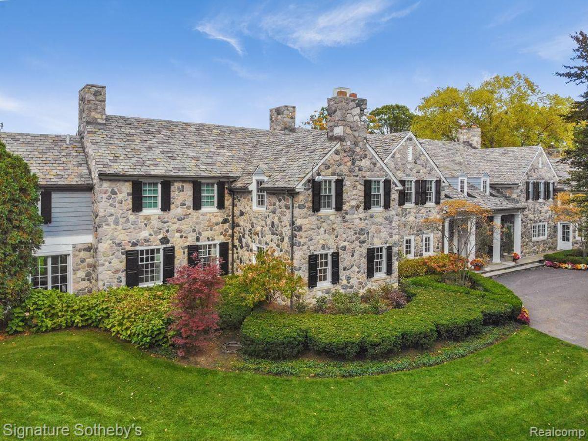 Front yard of the mansion.