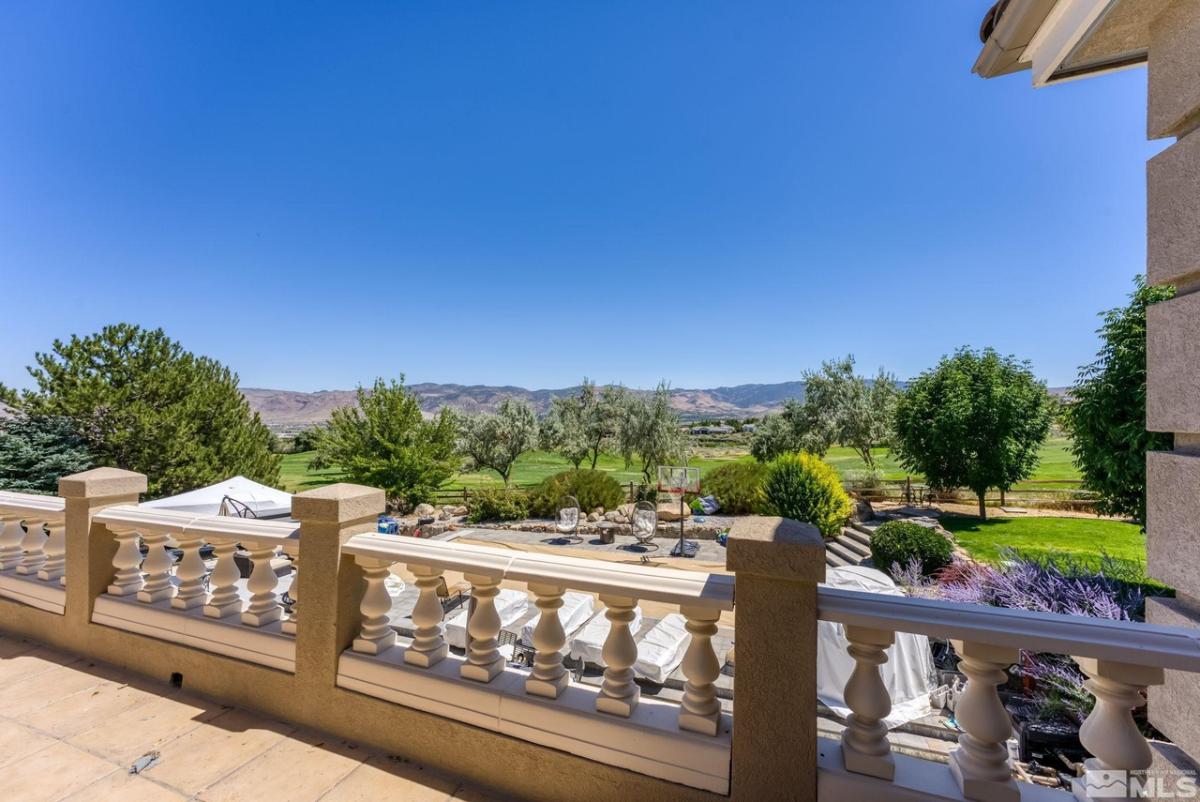 Balcony with overlooking the mountains.
