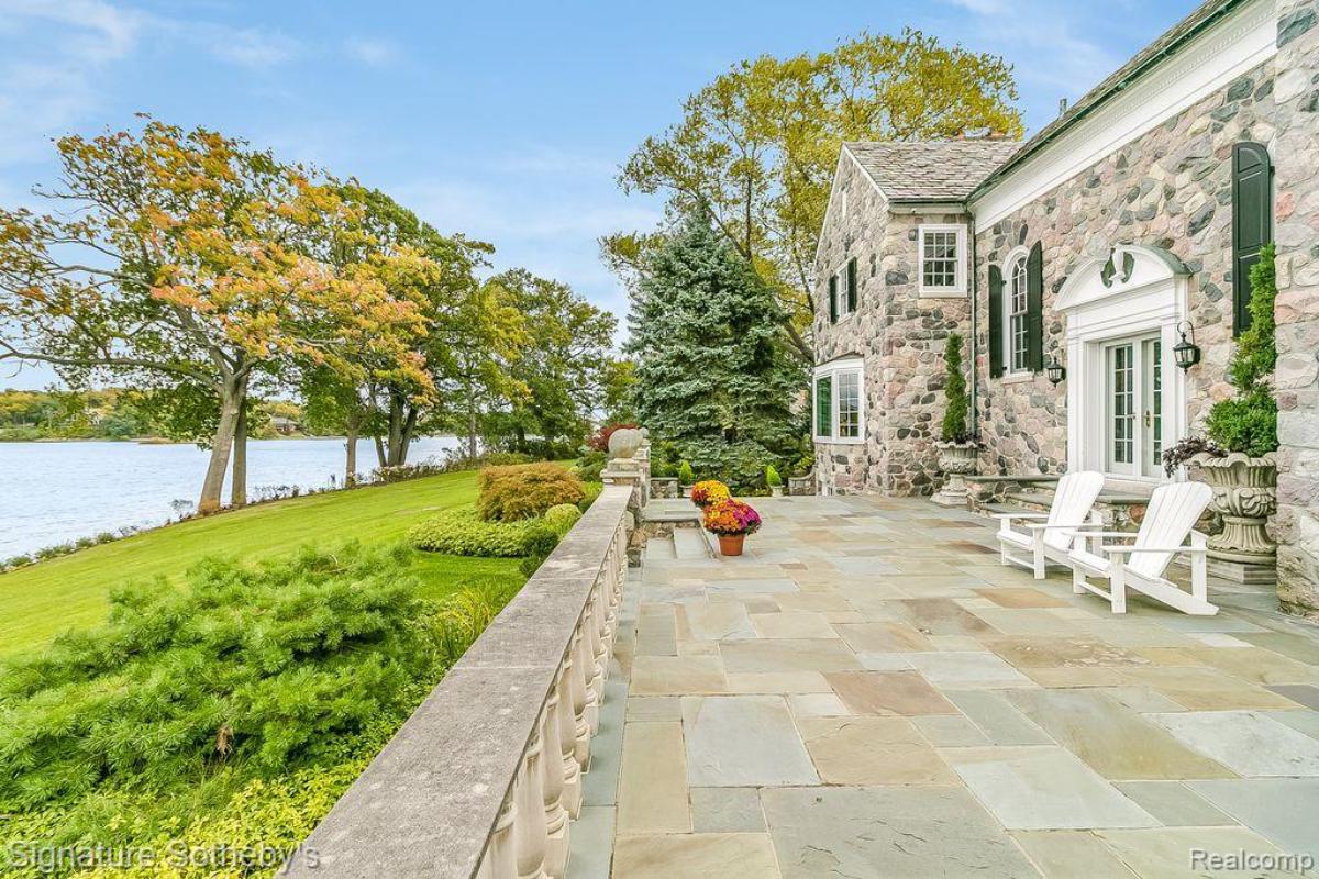 Backyard with a large lawn and a view of the lake.