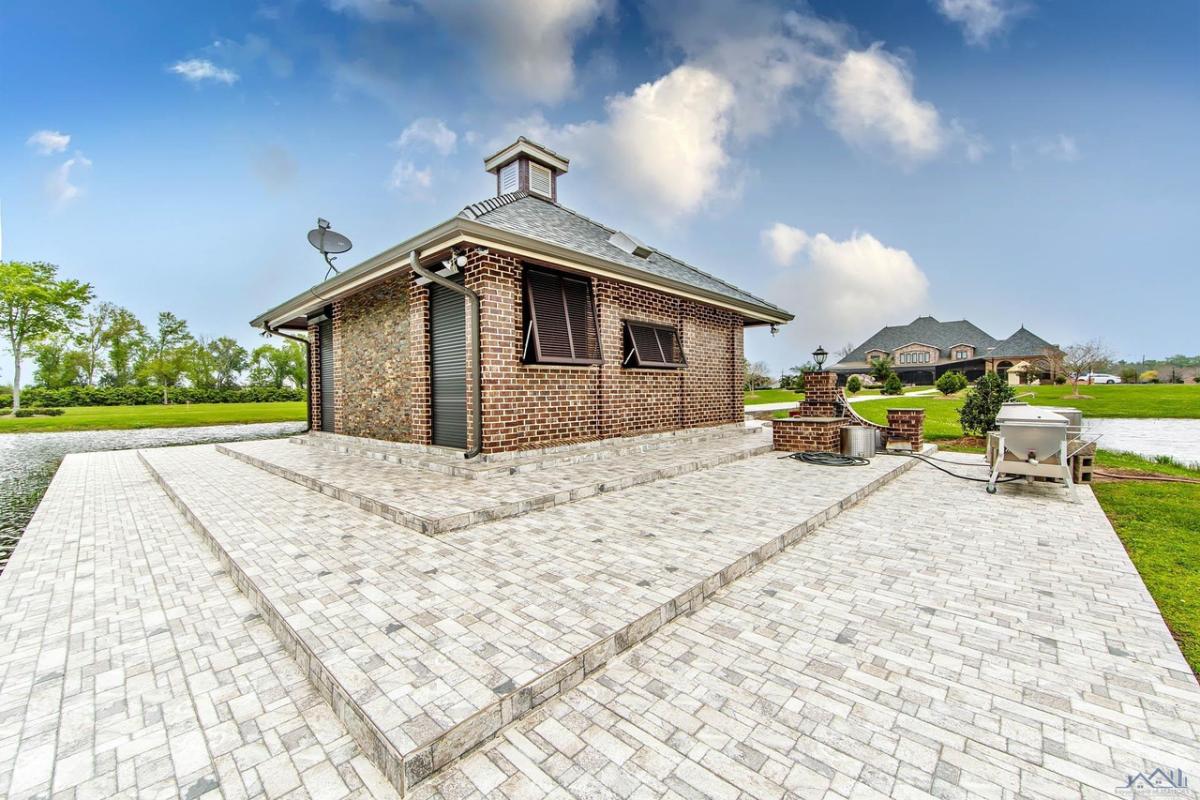 Guest house with outdoor grilling.