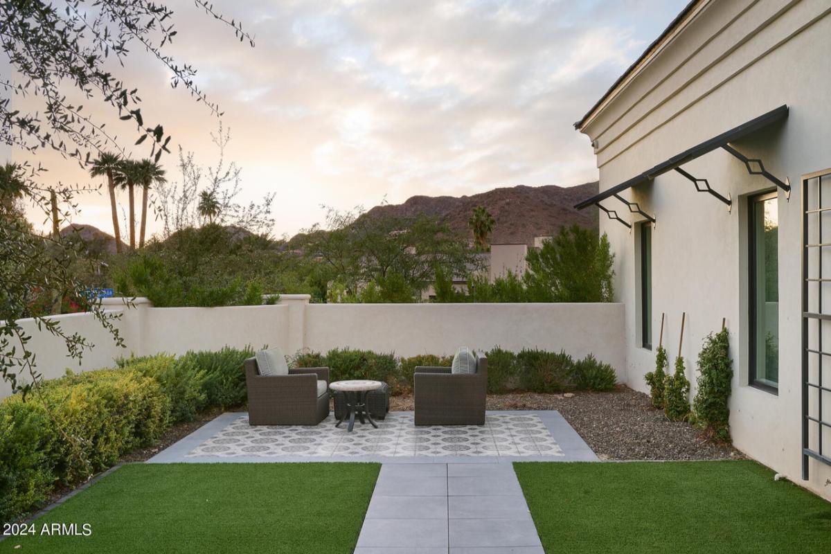 Courtyard with a table and chairs.