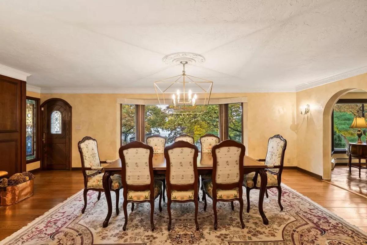 Dining room with a chandelier and wood flooring.
