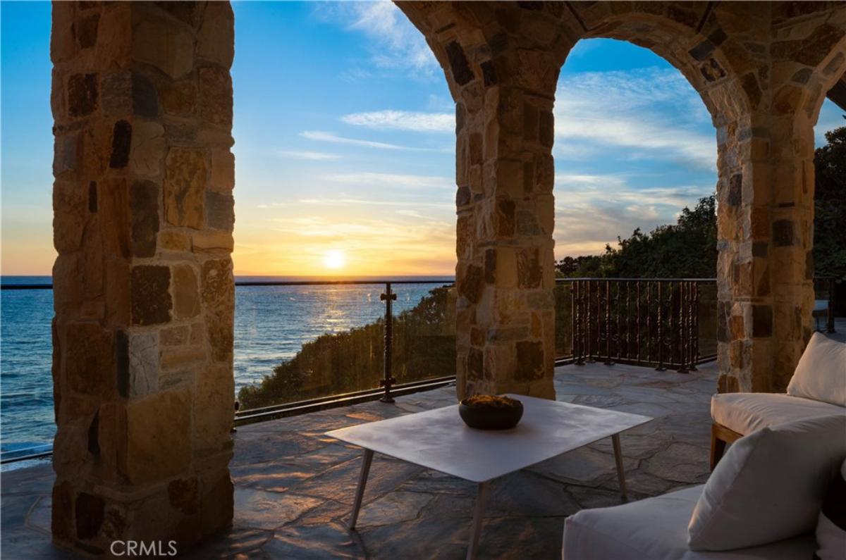 Terrace with table, chairs and a view of the sunset.