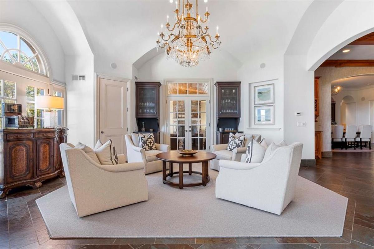 Sitting area with a chandelier.