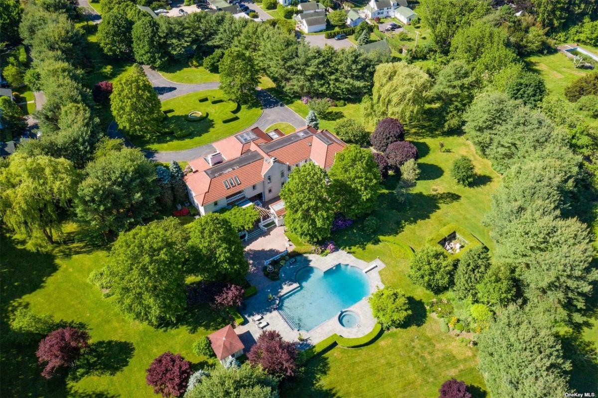 9,870 Sq. Ft. Mansion in Old Westbury, NY ($11,000,000)