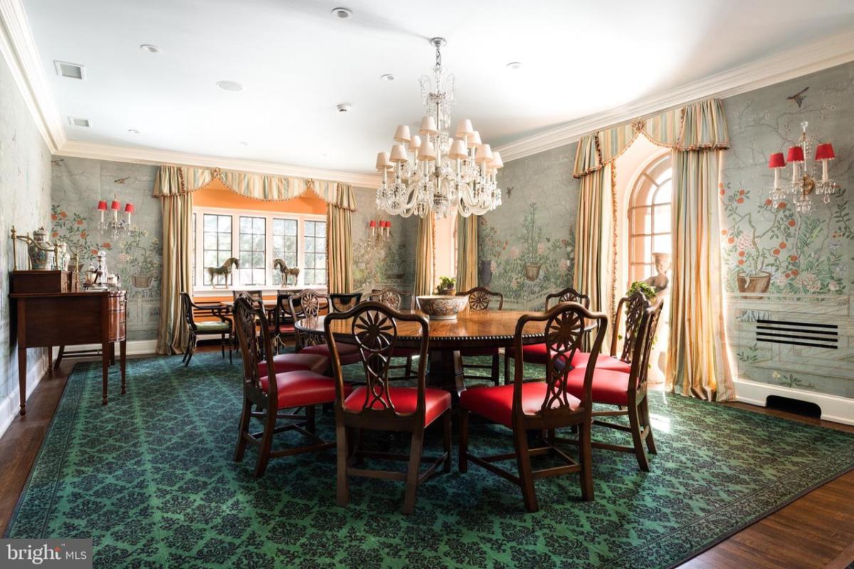 Dining room with a chandelier.