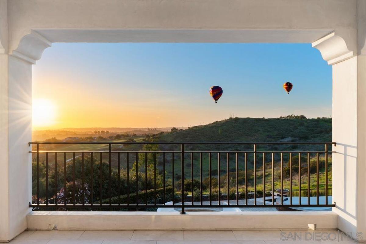 Balcony with mountain views.