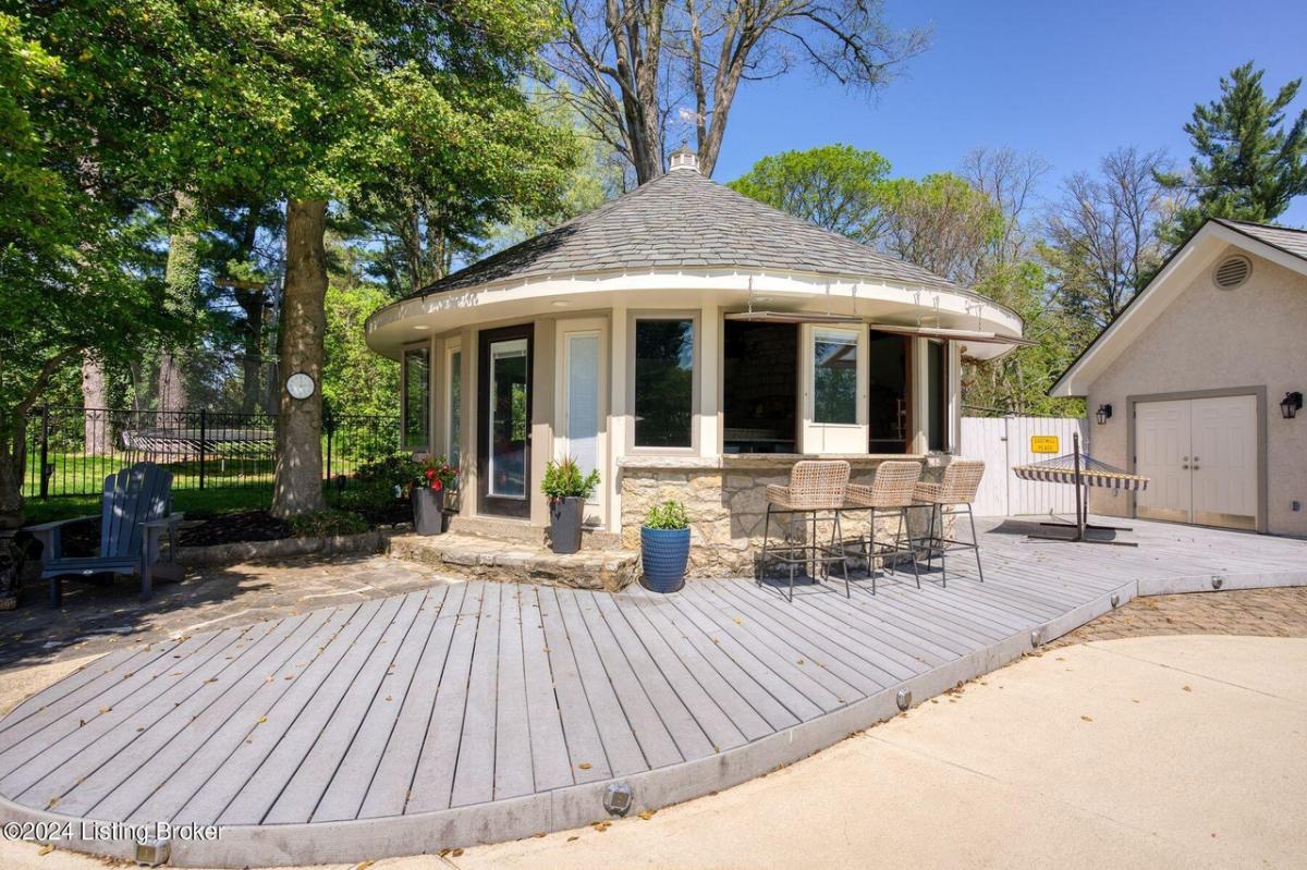 Pool house