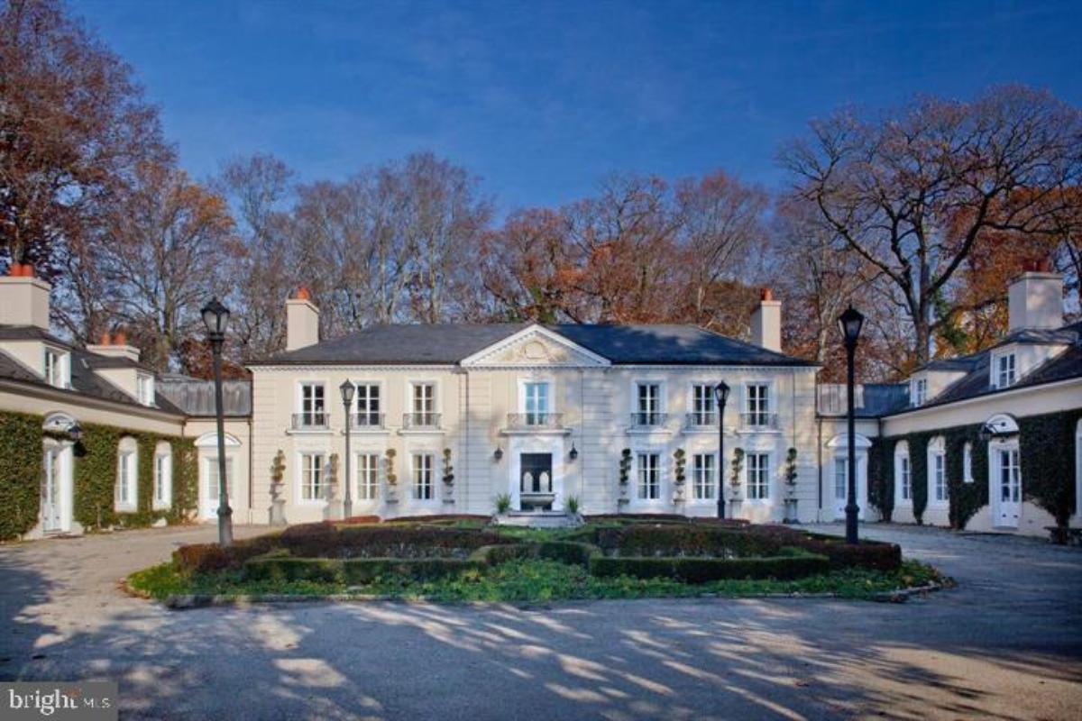 Front view of the mansion.