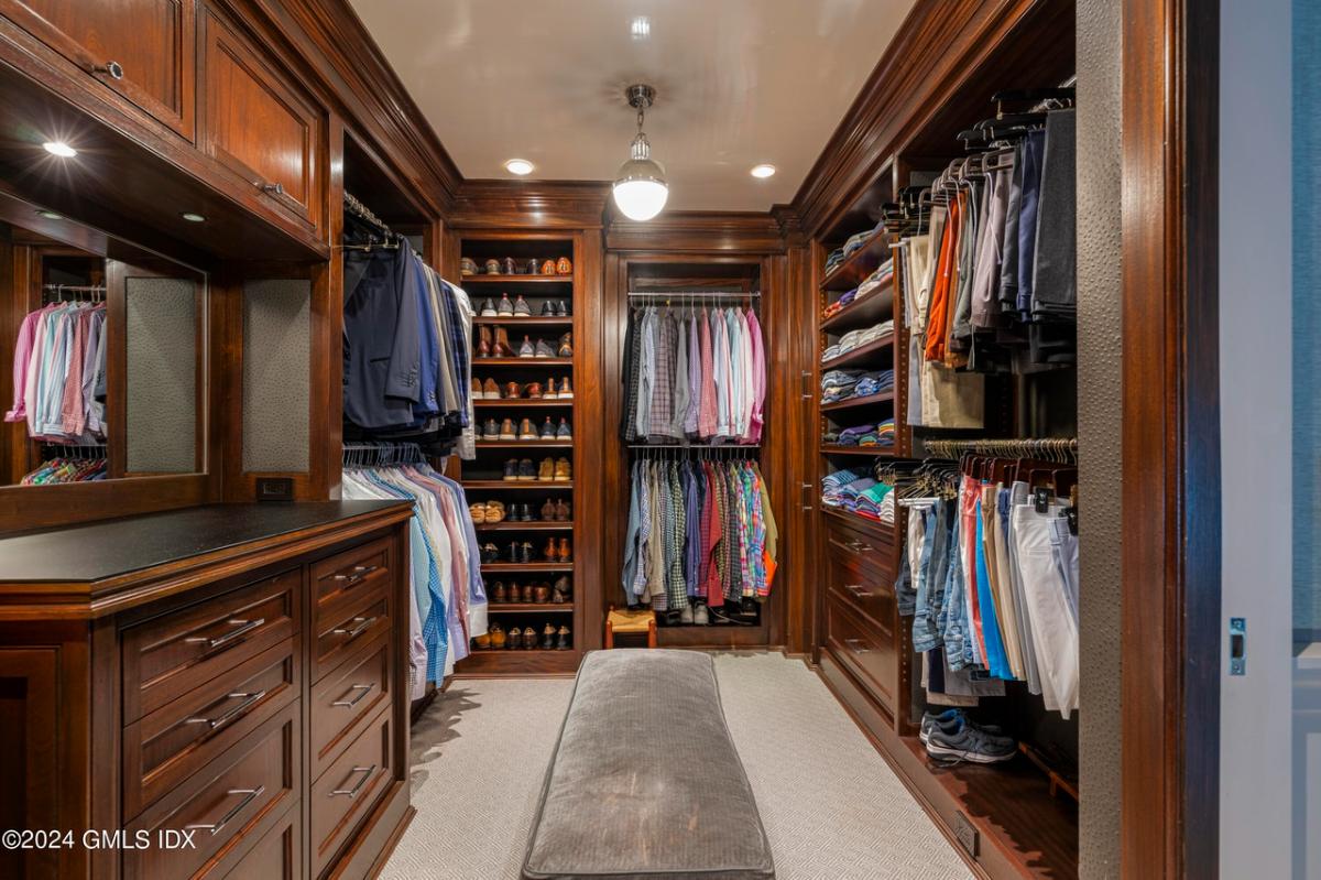 Walk-in closet