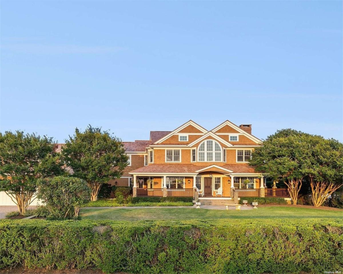 Front view of the mansion.