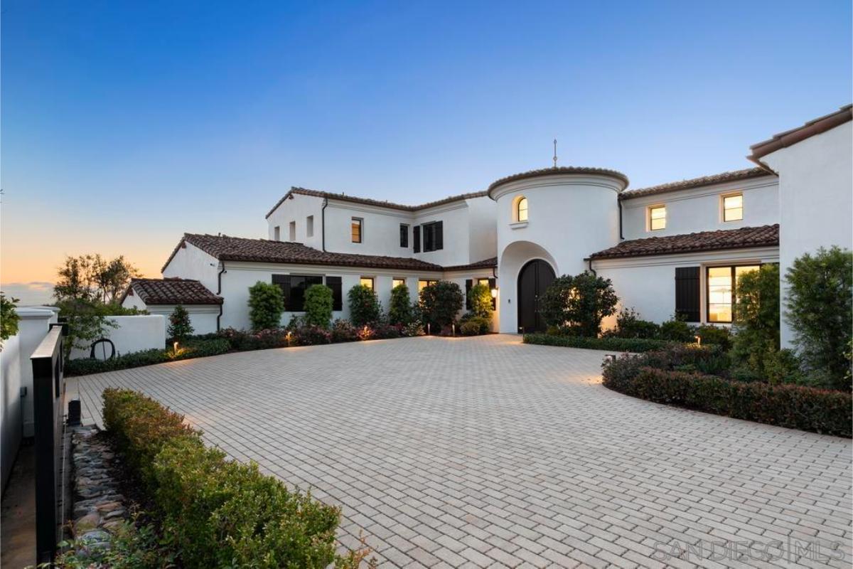 Front view of the mansion.