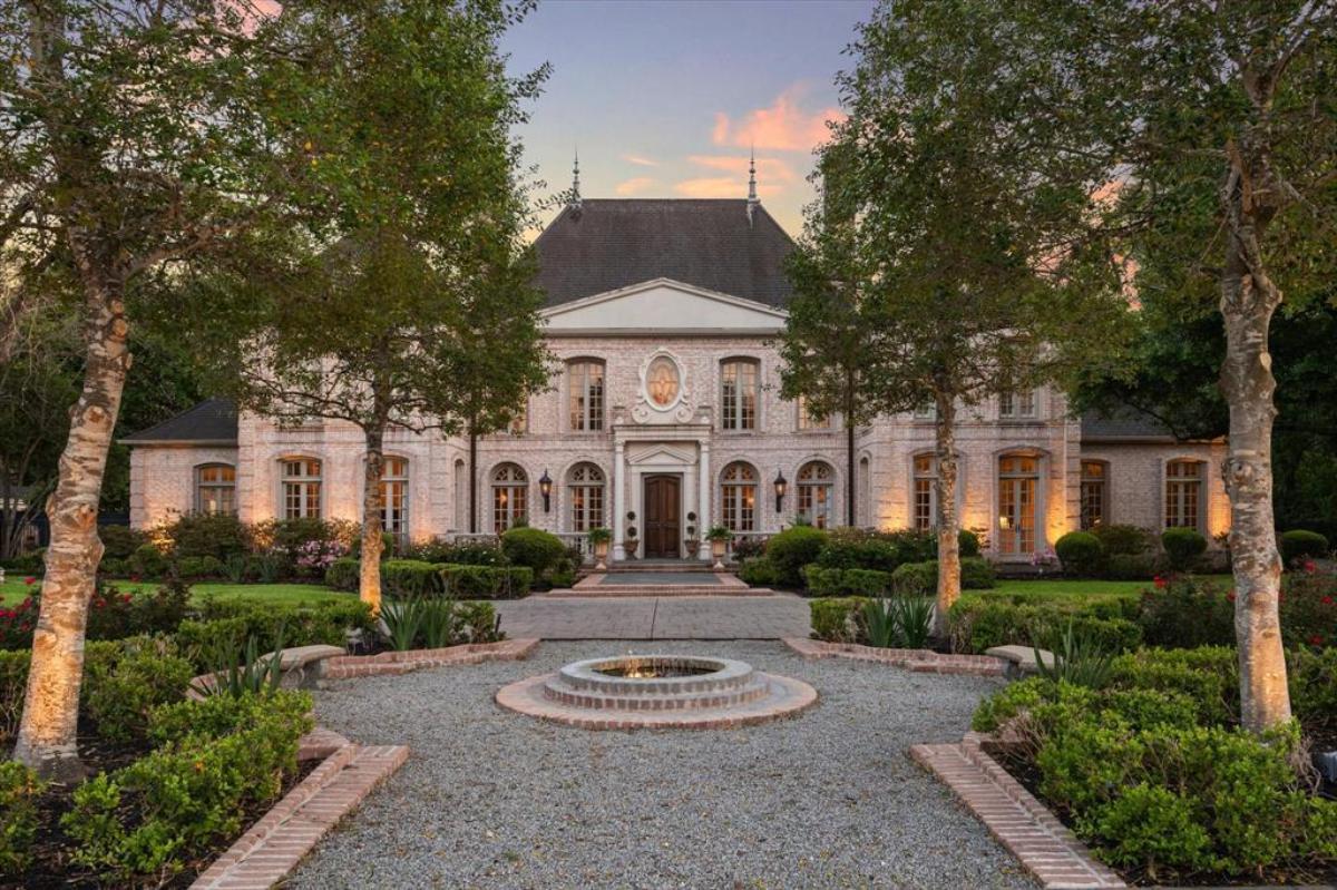 Front view of the mansion.