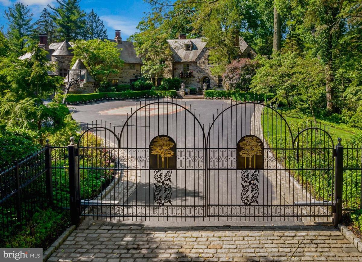 Main gate entry of the mansion with spacious driveway.