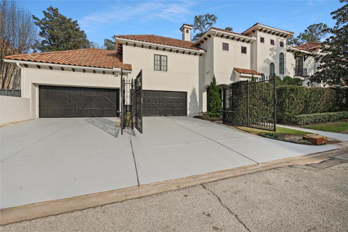 Garage with spacious driveway.