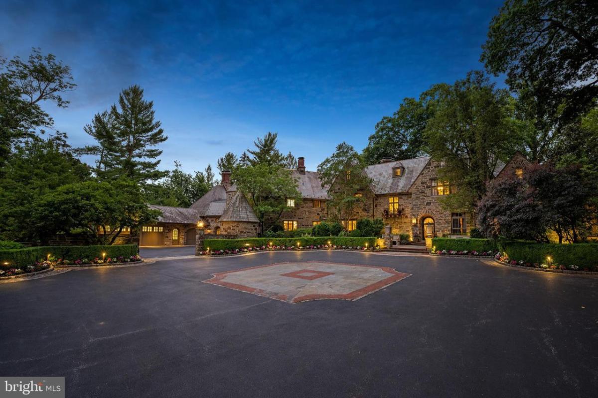 Front view of the mansion.