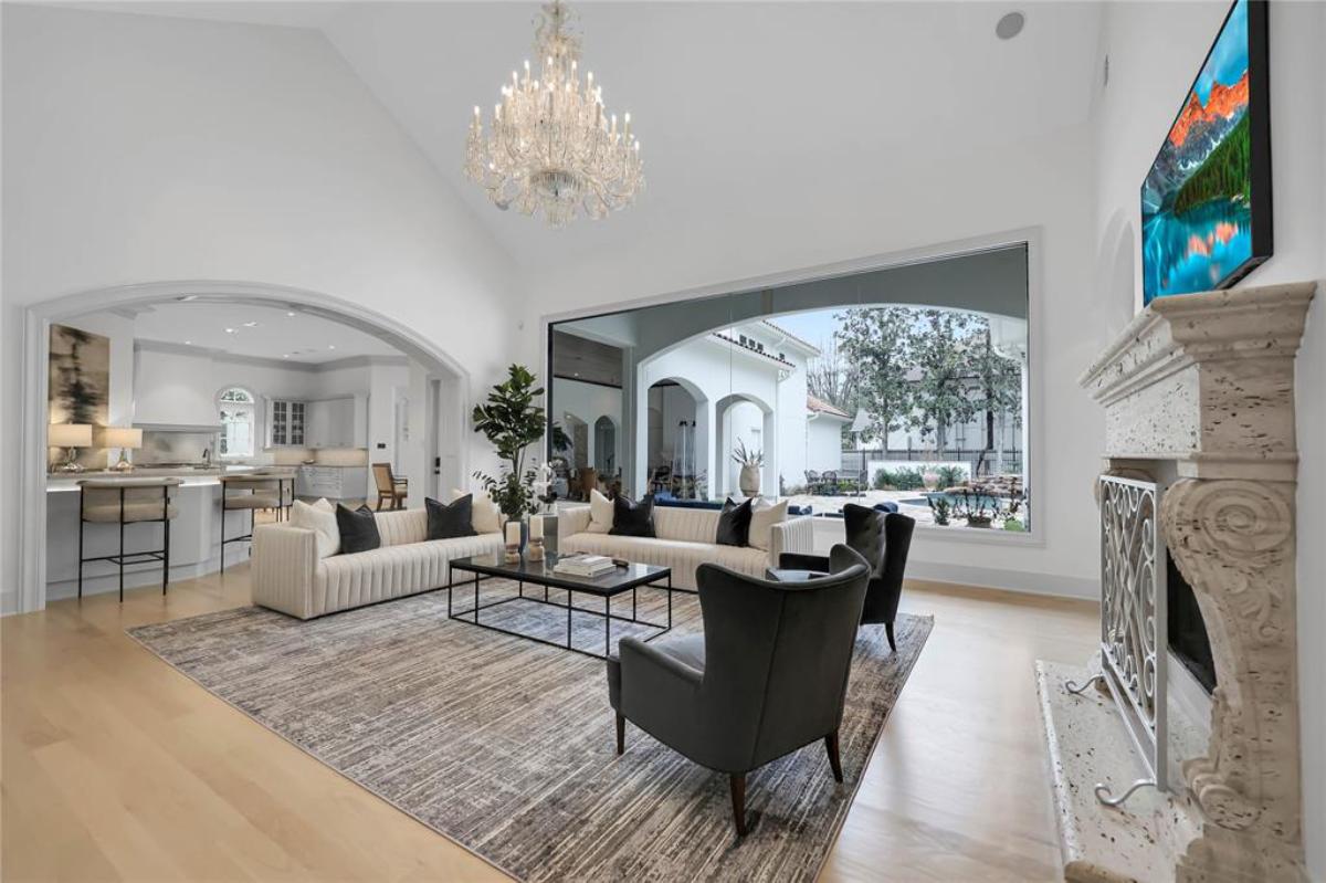 Living room with a chandelier and a fireplace.