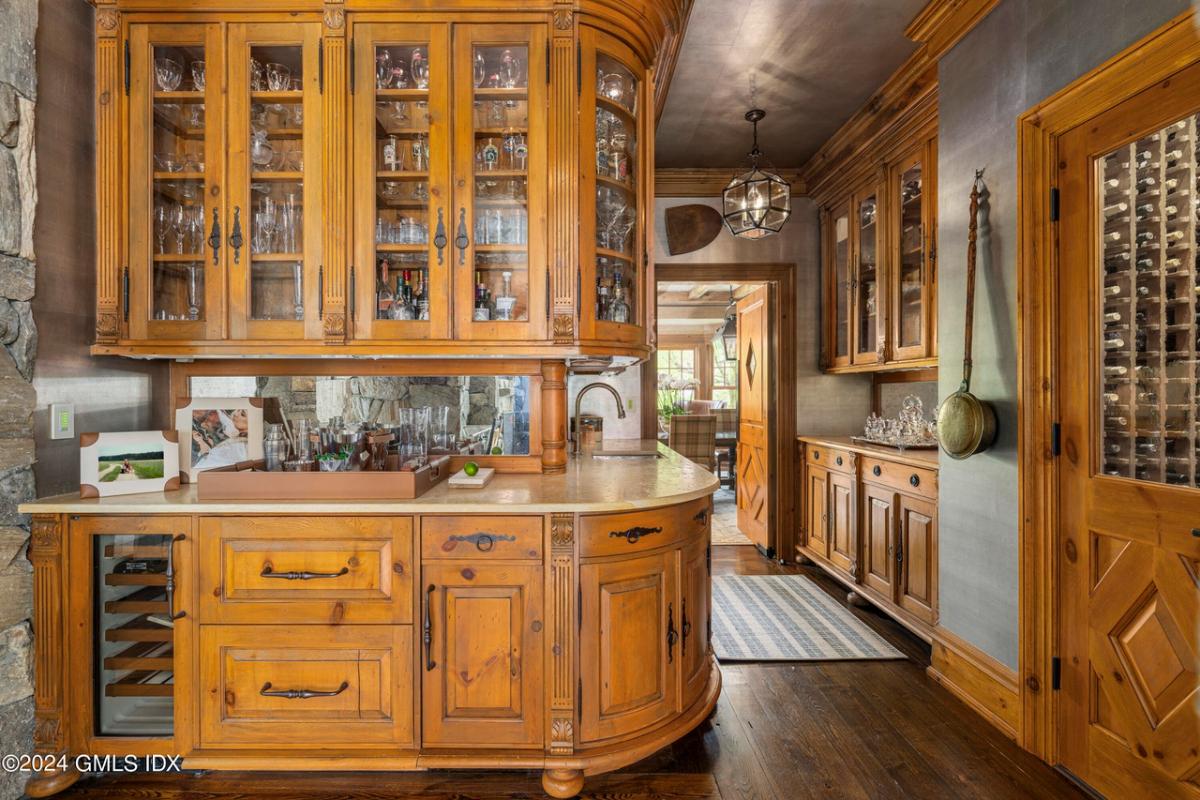 Bar adjacent to the wine cellar.
