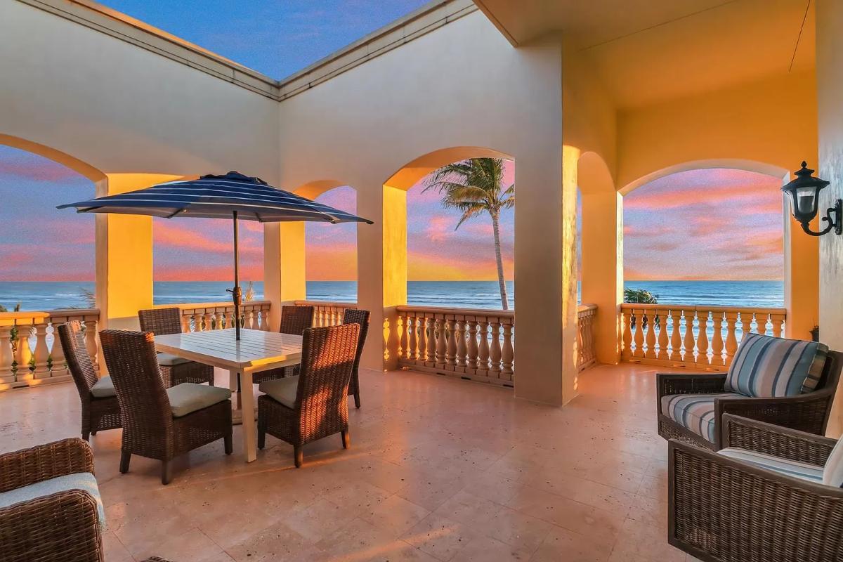 Terrace with a table and chairs.