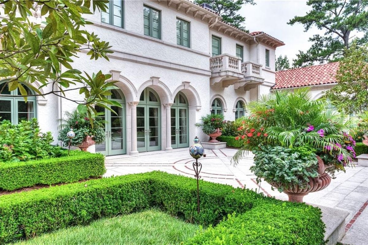A courtyard surrounded by plants.