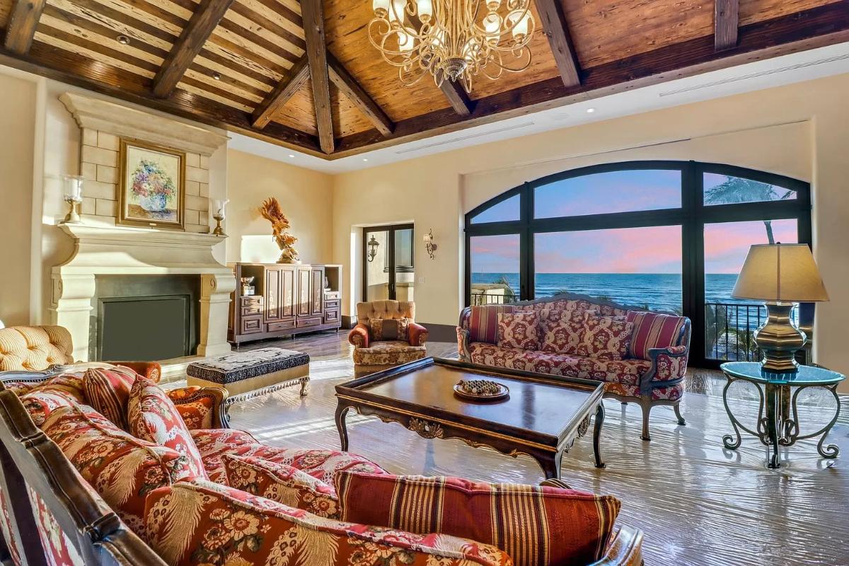 Living room with a chandelier and a fireplace.