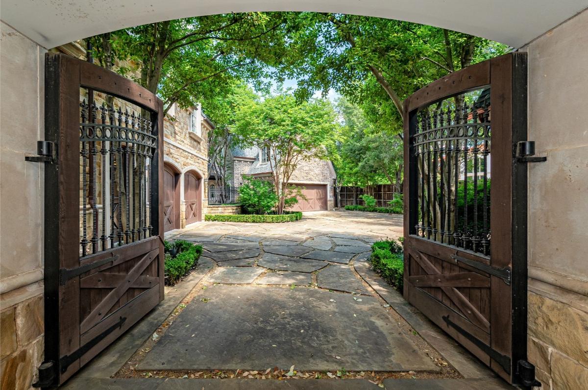Main gate entry of the mansion.