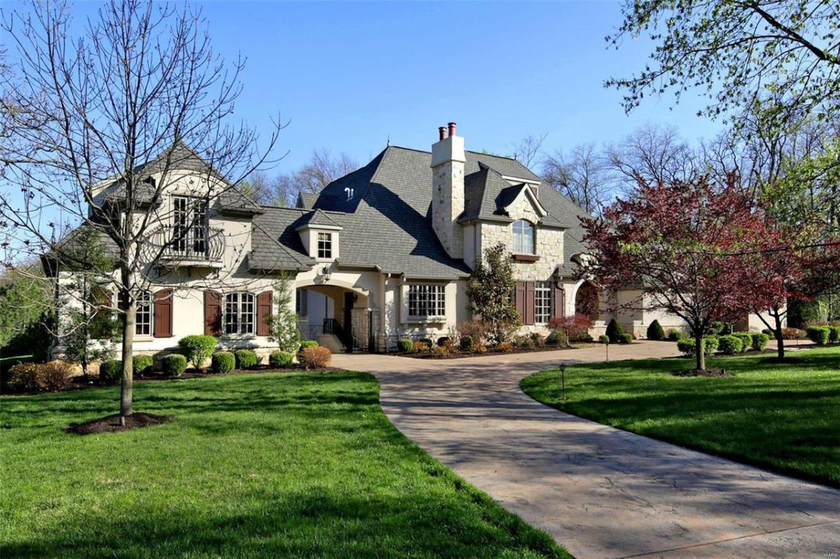 Front view of the 8,735 Sq. Ft. Mansion in Saint Louis, MO.