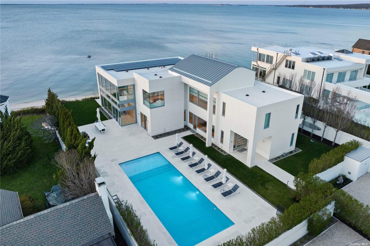 Aerial view of the mansion.