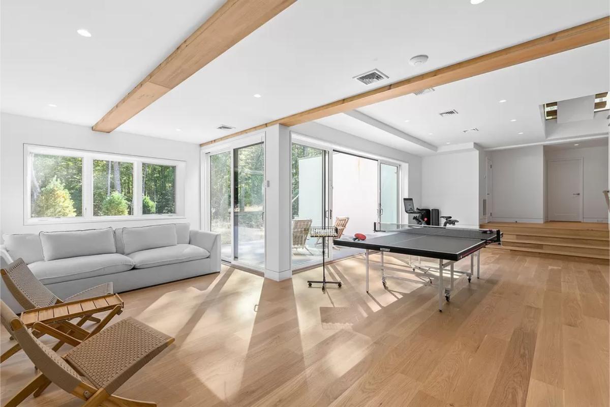 Recreational room with a couch and a table tennis.