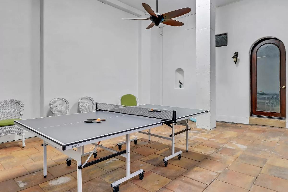 Recreational room with a table tennis.
