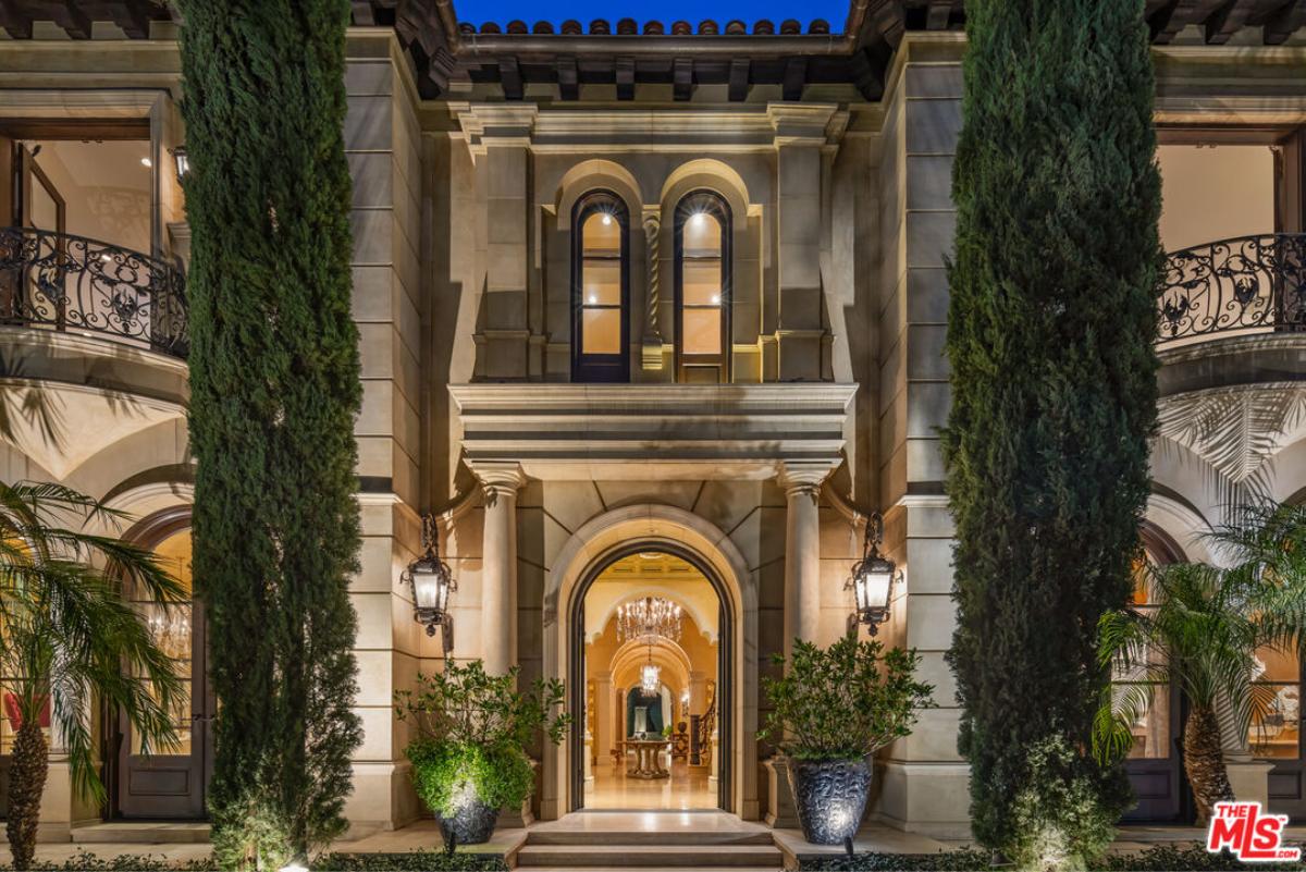 Front entry of the mansion.