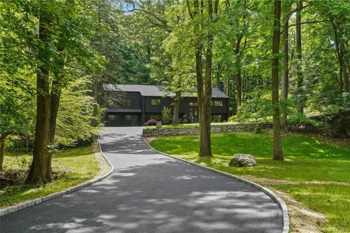 4,313 Sq. Ft. Property in Bedford Corners, NY ($1,950,000)