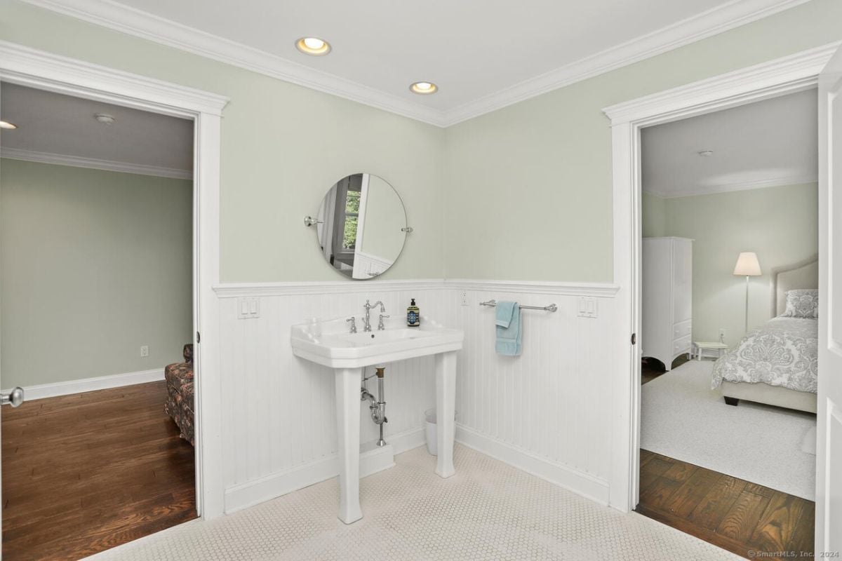 A bathroom with a vanity and mirror.