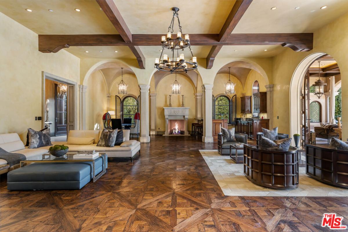 Living room with a chandelier and a fireplace.
