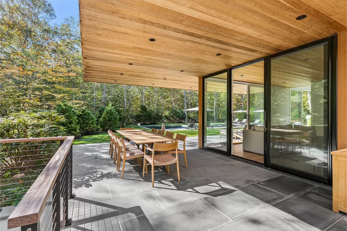Terrace with a dining table and chairs.