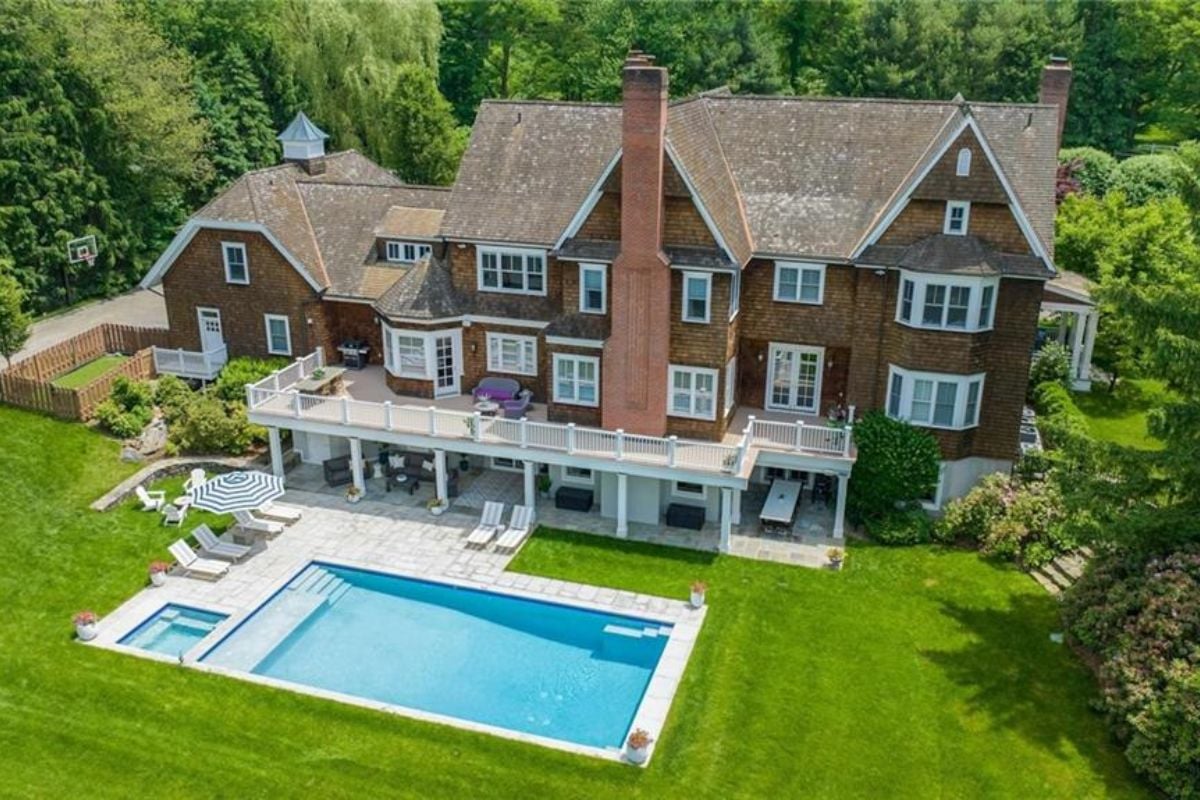The rear view of the house.