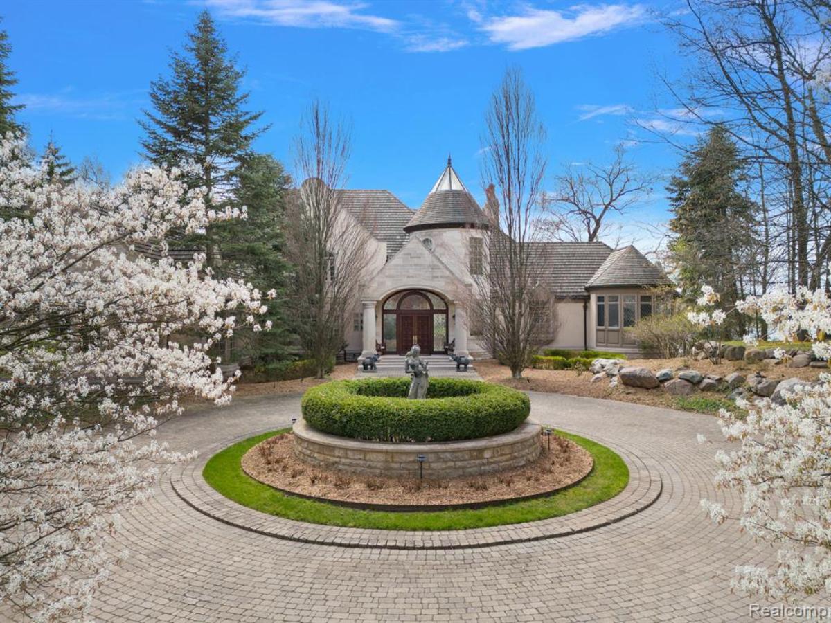 Front view of the 9,500 Sq. Ft. Mansion in Bloomfield Twp, MI.