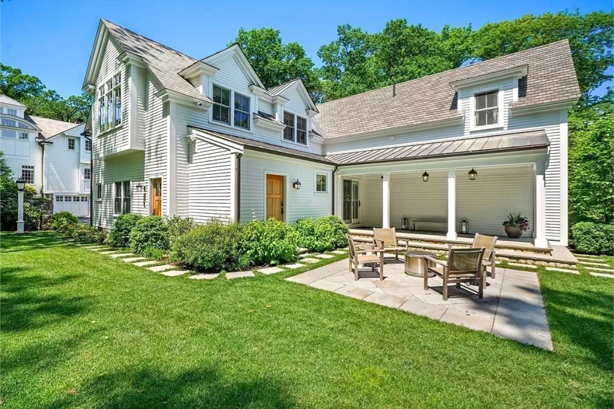 Guest house with a large green lawn.