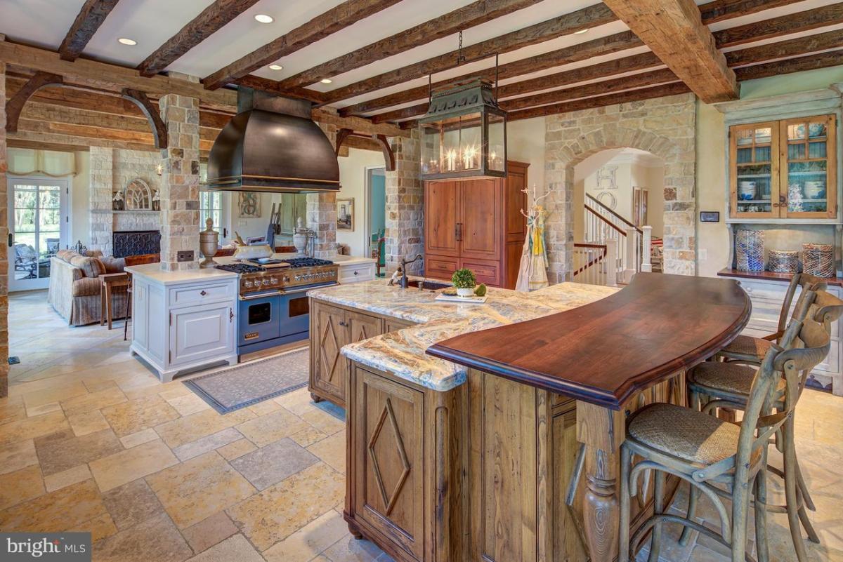 Kitchen with vaulted ceilings and a counter breakfast bar.