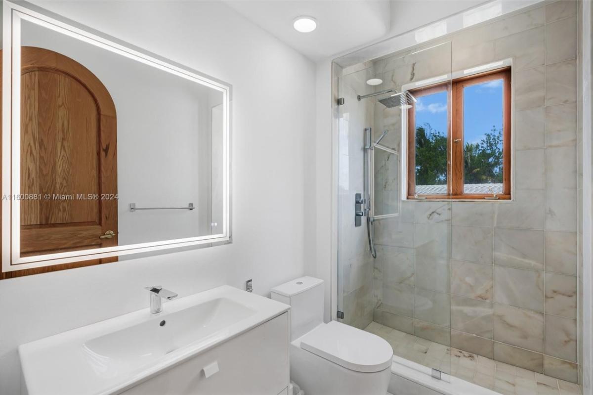 Bathroom with a sink, toilet and a walk-in shower.
