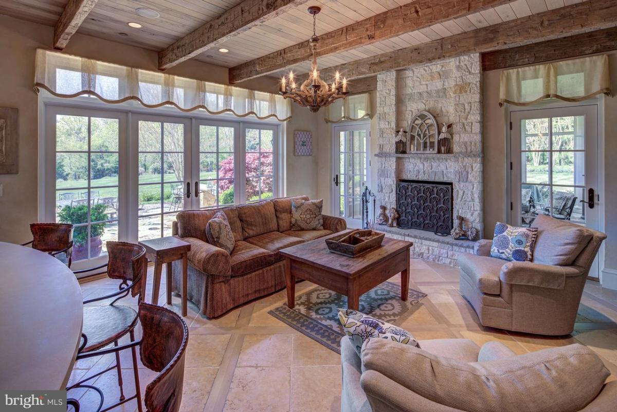 Sitting area with vaulted ceilings and a fireplace.