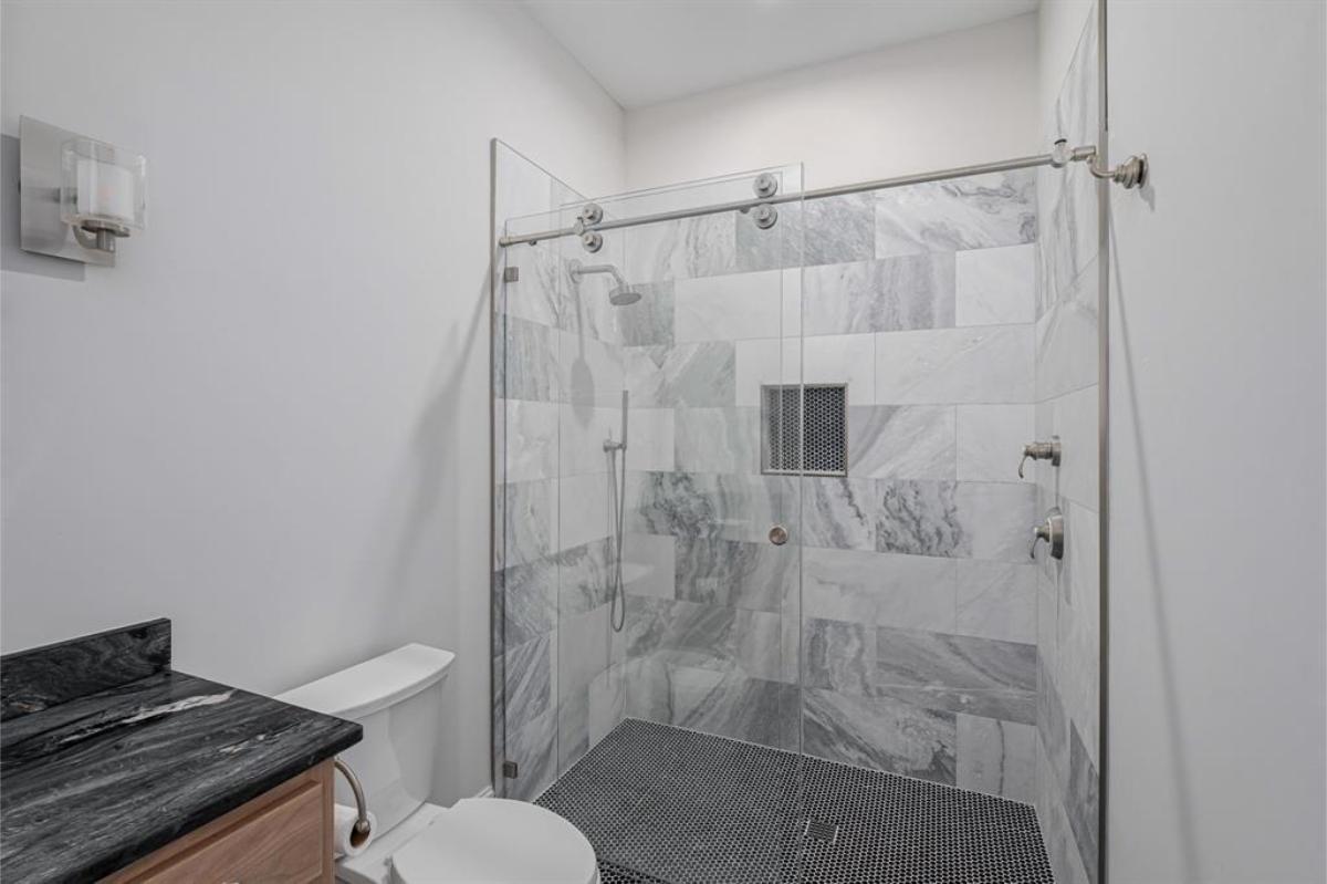 Bathroom with a toilet and a walk-in shower.